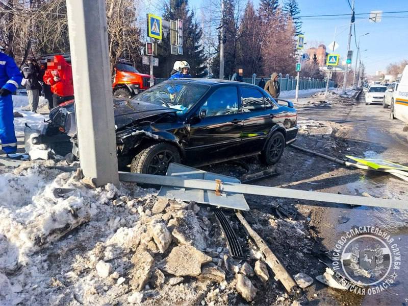 Столкновение двух автомобилей на пересечении улиц Красноармейской и Карташова  На месте происшествия оперативно-дежурная смена спасателей Томской областной поисково-спасательной службы ПСО "Центральный" произвели осмотр места происшествия и отключили АКБ поврежденных автомобилей.