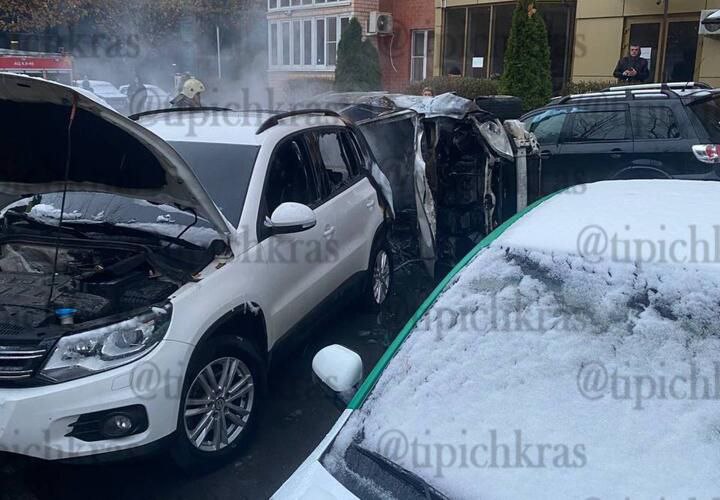 Во дворе жилого дома в Краснодаре взорвался автомобиль  В кубанской столице во дворе ЖК Панорама сегодня утром взорвался автомобиль. Очевидцы пишут, что пострадало ещё несколько рядом припаркованных машин. Сейчас сотрудники МЧС устраняют последствия ЧП. Пожар уже потушили. Официальных комментариев пока не поступало.  ВИДЕО