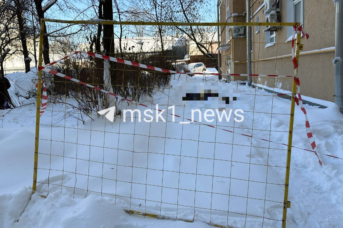 65 летнюю москвичку убило ледяной глыбой на Хавской улице около дома 3 Женщина проходила рядом с домом в момент когда на неё рухнула огромная сосулька Медики прибыли на место и констатировали смерть АГН Москва сообщает что в это время велись работы по уборке снега и льда на крыше а прохожая проигнорировала меры безопасности Больше фото с места ЧП тут Тело женщины не могут достать из за опасности обрушения других сосулек Возбуждено уголовное дело по статье выполнение работ или оказание услуг не отвечающих требованиям безопасности MSK1 в MAX Прислать новость
