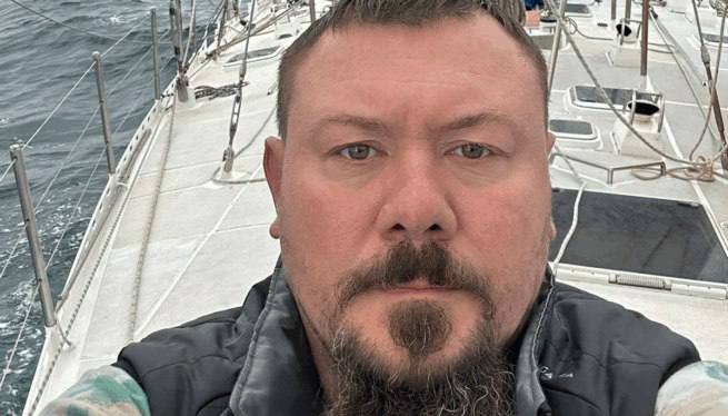 Краснодарец пересек Атлантику с флагом Кубани    Член Краснодарского отделения Русского географического общества Евгений Прощенко стал участником этапа международной морской экспедиции «Братство — 2025–2026», проходящей под эгидой БРИКС.   Он присоединился к экипажу яхты на Азорских островах и пересёк Атлантический океан, завершив путь в Мурманске.  «Путь до Мурманска был сложным: нам пришлось справляться с поломками навигационного оборудования и штормами. Волны порой достигали 2,8 метра. Два раза были опасные моменты, когда надо было брать рифы на парусах. Порой приходилось отключать отопление. Но яхта большая и надежная, мы успешно достигли пункта назначения, а поврежденный парус отправили в ремонт», — рассказал Евгений Прощенко.     Евгений привёз в Краснодар флаг Кубани с подписью 82-летнего капитана Алейшо Белова, совершившего шестое подобное плавание.  ⏺ Маршрут экспедиции приурочен к 180-летию РГО, 200-летию дипломатических отношений России и Бразилии и 80-летию Победы.   Фото: rgo.ru     Новости тут   Прислать фото/видео