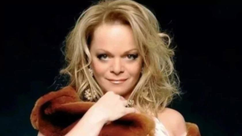 Долина попросила отсрочку выселения из квартиры в Хамовниках Лариса Долина проигравшая судебную тяжбу за квартиру в Хамовниках попросила новую собственницу разрешить ей пожить в квартире еще несколько месяцев Об этом РИА Новости рассказала адвокат Светлана Свириденко Певица объясняет просьбу тем что не успевает собрать свои вещи Напомним недавно стало известно о пенсионерке из Омска которая продала квартиру а потом решила вернуть ее ссылаясь на невменяемость Суд женщине отказал При выселении она разгромила жилье и пообещала новым владельцам проблемы Фото социальные сети Ларисы Долиной Подписаться на amic ru   Мы в Max