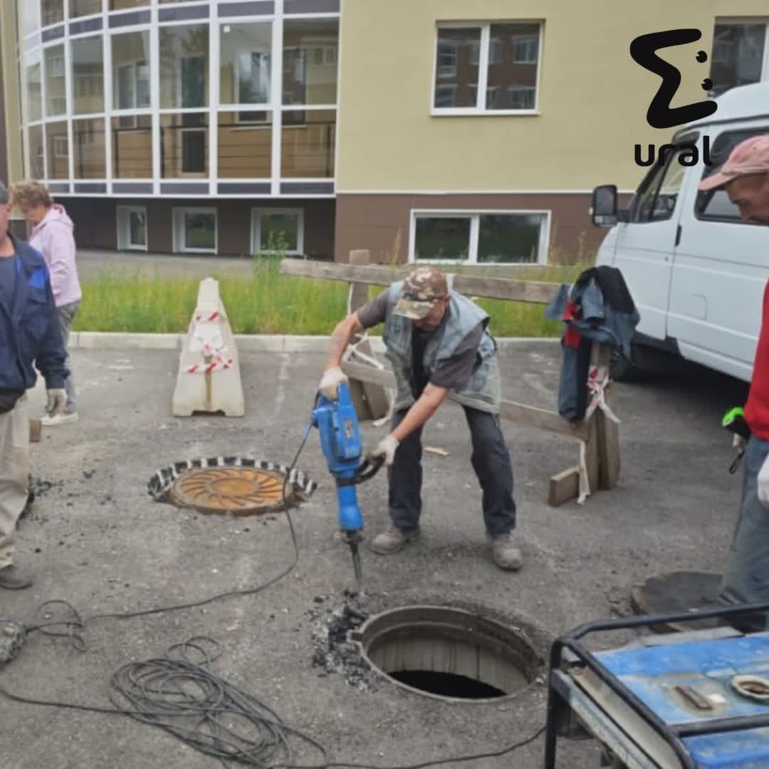Двухлетний ребёнок провалился в люк в Каменске-Уральском. Власти говорят — его мог сдвинуть грузовик.  Мальчик провалился в коллектор, который кто-то накрыл картоном. Малыш отделался сотрясением, его уже отпустили домой из больницы. Сейчас люк закрыли.  В администрации утверждают: изначально крышка была на месте, но её якобы сдвинул тяжёлый грузовик. Кто положил сверху картонку — неизвестно. Мы позвонили главе района, он говорит, что всякое бывает, будут смотреть камеры. Следком возбудил дело по статье "Халатность".