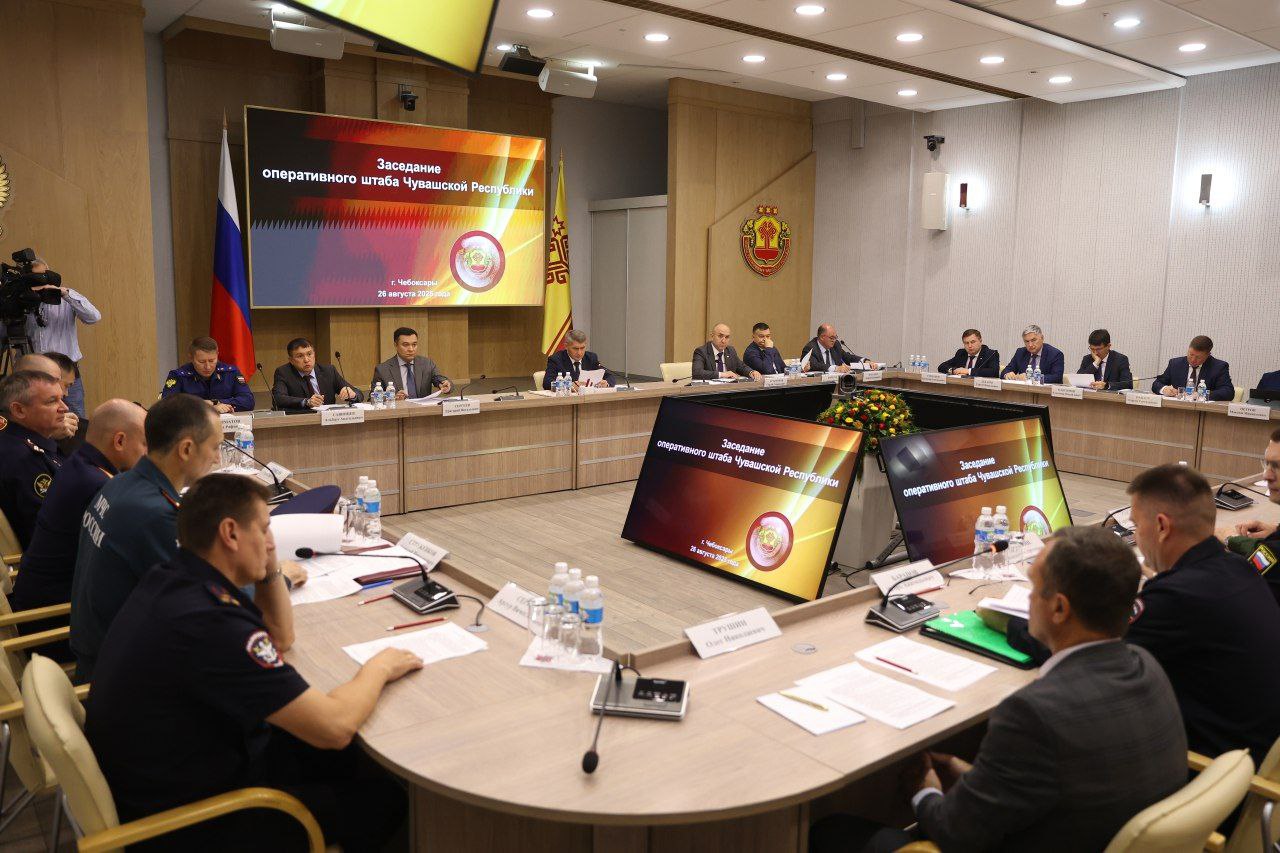 Чувашия вводит полный запрет на съемку и публикацию беспилотных атак Глава республики Олег Николаев сообщил об этом в своем телеграм канале ссылаясь на решение оперативного штаба На территории Чувашии вводим полный запрет на фото и видеосъёмку беспилотных атак мест падения беспилотников действий силовиков и территорий охраняемых важных объектов региона Запрещается также размещать такую информацию в интернете СМИ и соцсетях Особенно это важно в условиях режима Беспилотная опасность когда использование беспилотников строго запрещено по всей территории республики Основная цель запрета предотвратить утечку информации которая может быть использована противником для нанесения новых ударов Прошу каждого отнестись к этим ограничениям с пониманием и полной ответственностью подчеркнул Олег Николаев Нарушение установленных ограничений влечет за собой административную ответственность Штрафы до 300 тыс рублей Подпишись на Чувашинформ
