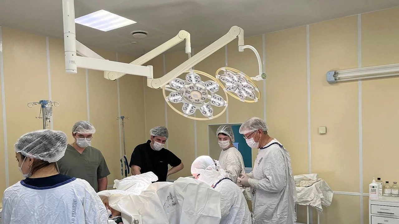  Врачи в Челябинске воссоздали недостающий участок кишечника для трехлетней девочки Пациентка приехала на Южный Урал из одной из стран ближнего зарубежья – на ее родине врачи проводить такие манипуляции не решились. Дело в том, что обычно этот порок диагностируют еще в младенческом возрасте, тогда же и проводят операцию, но в этом случае это сделано не было, что вызывало дополнительные сложности. Специалисты отмечают, что сама операция довольно сложная и требует от хирургов практически ювелирной точности. Ошибка всего в один миллиметр может привести к тому, что сфинктер не будет работать корректно, возникнет недержание. В этом случае все прошло успешно: медики нашли нужный участок кишечника, который был в нерабочем состоянии, и вывели его в положенное место, воссоздав то, чего не произошло во время развития ребенка в утробе матери. Реабилитация девочки заняла несколько месяцев, сообщается, что сейчас она уже пришла в норму и чувствует себя хорошо. Вести Южный Урал Челябинск