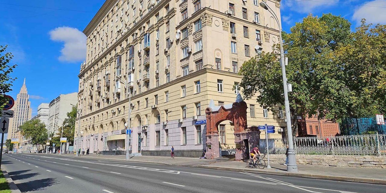 В Москве на торгах за 86 млн рублей реализуют помещение для организации медклиники На площадке Росэлторг Департамент Москвы по конкурентной политике реализует помещение для организации медицинской клиники площадью 414 кв м Оно расположено на первом этаже жилого дома в Беговом районе Среди прочего в помещении возможно организовать косметологические кабинеты стоматологию или другую специализированную клинику Принять участие в аукционе смогут как юридические так и физические лица Заявочная кампания завершится 6 ноября а торги и подведение итогов пройдут 18 ноября москва