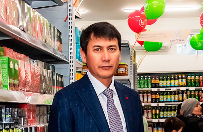 Во Франции был похищен 48-летний владелец контрольного пакета акций Anorbank Кахрамон Олимов, управляющий активами свыше $1 млрд. Об этом сообщает Repost со ссылкой на газету Le Monde.  По данным издания, Олимов прибыл в Париж 22 июня для переговоров с французскими партнерами и оформления сделки по покупке недвижимости. В тот же день он познакомился с молодой женщиной по имени Анастасия, которая представилась сотрудницей салона красоты в Турции, и оставил ей свой номер телефона. На следующий день после настойчивых сообщений Олимов согласился встретиться с «Анастасией» возле отеля.    Подробности криминального похищения читайте на сайте "Ферганы"