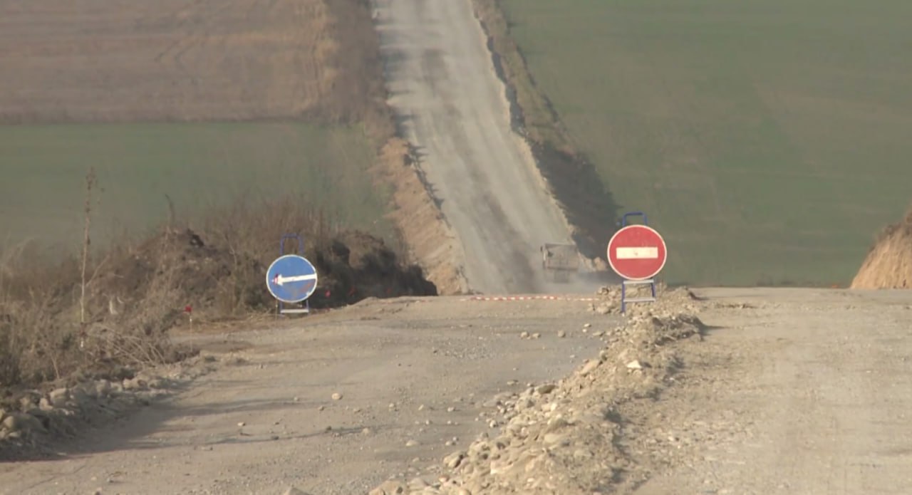 В Назрановском районе Ингушетии где проживает почти треть населения республики начался капитальный ремонт дороги Долаково Гайрбек Юрт Долгие годы дорога оставалась с гравийным покрытием а связь между двумя селами фактически осуществлялась только через трассу Назрань Малгобек Нижний Курп Терек Завершение всех работ запланировано на 2027 год Финансирование проекта составит около 300 млн рублей