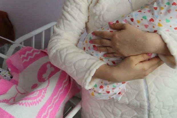 367 детей появились на свет в Волгоградской области в 2025 году благодаря ЭКО С начала 2025 года в регионе выполнили 1328 бесплатных процедур экстракорпорального оплодотворения ЭКО Это на 69 больше чем в 2024 м следует из данных областного комитета здравоохранения Отметим что ЭКО проводится за счет средств обязательного медицинского страхования Среди новорожденных оказалось 10 пар близнецов Чаще всего за процедурой обращаются женщины в возрасте 35 39 лет Программа бесплатного ЭКО реализуется в рамках федерального проекта Охрана материнства и детства национального проекта Семья Чтобы бесплатно пройти процедуру нужно обратиться в женскую консультацию по месту жительства для оформления направления Далее женщине предстоит выбрать клинику из утвержденного перечня