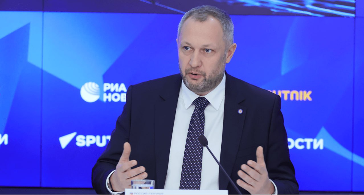 Рост внутреннего туризма в 2025 году продолжился но в замедленном темпе По итогам 2025 года внутренний турпоток в России может приблизиться к отметке 97 млн поездок что станет максимальным показателем за все время наблюдений Об этом сообщил президент Российского союза туриндустрии Илья Уманский на пресс конференции РСТ В этом году количество туристических поездок выросло на 5 8 число забронированных номероночей на 3 6 Рынок рассчитывал на более высокий результат однако фактическая динамика оказалась сдержаннее ожиданий В абсолютном выражении туризм идет на очередной рекорд официальные данные Росстат как мы ожидаем появятся в начале года но уже сейчас мы видим что приближаемся к показателю в 97 млн поездок Рассчитывали что будет превышена планка в 100 млн но в силу ряда причин рост оказался чуть ниже сказал президент РСТ Илья Уманский По его словам замедление темпов внутреннего рынка логично после нескольких лет активного роста Спрос ограничен емкостью номерного фонда а эффект от государственных мер по его расширению проявится в 2028 2030 годах Дополнительное влияние оказали ситуация в Анапе укрепление рубля снижение покупательной способности и холодная погода в европейской части страны В 2025 году рейтинг направлений по числу бронирований возглавила Москва с долей 19 3 На втором месте Краснодарский край 18 5 на третьем Санкт Петербург 14 1 Совокупно на эти направления приходится более половины всех бронирований Среди регионов с наиболее высокой динамикой роста Крым Амурская область Мордовия Оренбургская область и Забайкальский край Средняя стоимость размещения в отелях составила 8936 рублей за ночь рост 7 46 что соответствует уровню инфляции Основным способом передвижения для туристов в этом году стал личный автомобиль его выбрали 45 путешественников самолетом воспользовались 35 железной дорогой 20 Все подробности в материале RTN rata ru