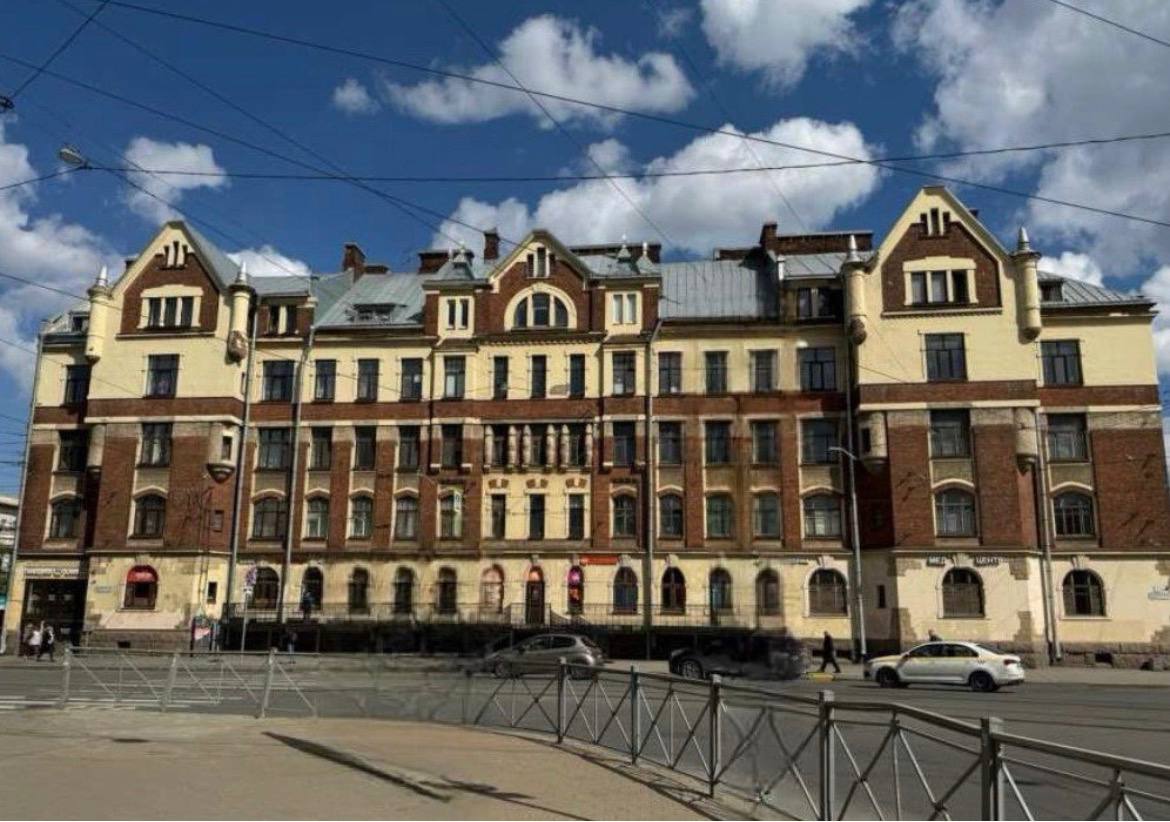 КГИОП внёс в реестр объектов культурного наследия за 2025 год 57 зданий Среди объектов которые распоряжением КГИОП были включены в единый государственный реестр значатся дача Макаровой семьи академика Фаворского в Комарово жилые дома для служащих Финляндской железной дороги комплекс зданий Студенческого городка Политехнического института ДК Крупской особняк Васильева на Большом пр П С 42 комплекс построек Варшавского вокзала памятник сотрудникам Ленмясокомбината им Кирова погибшим в годы Великой Отечественной войны дом Крамера Лепена на Большой Морской 50 В их число входит и Малый Гостиный двор Подробнее в материале ДП по ссылке КГИОП Подписаться на ДП в Telegram MAX