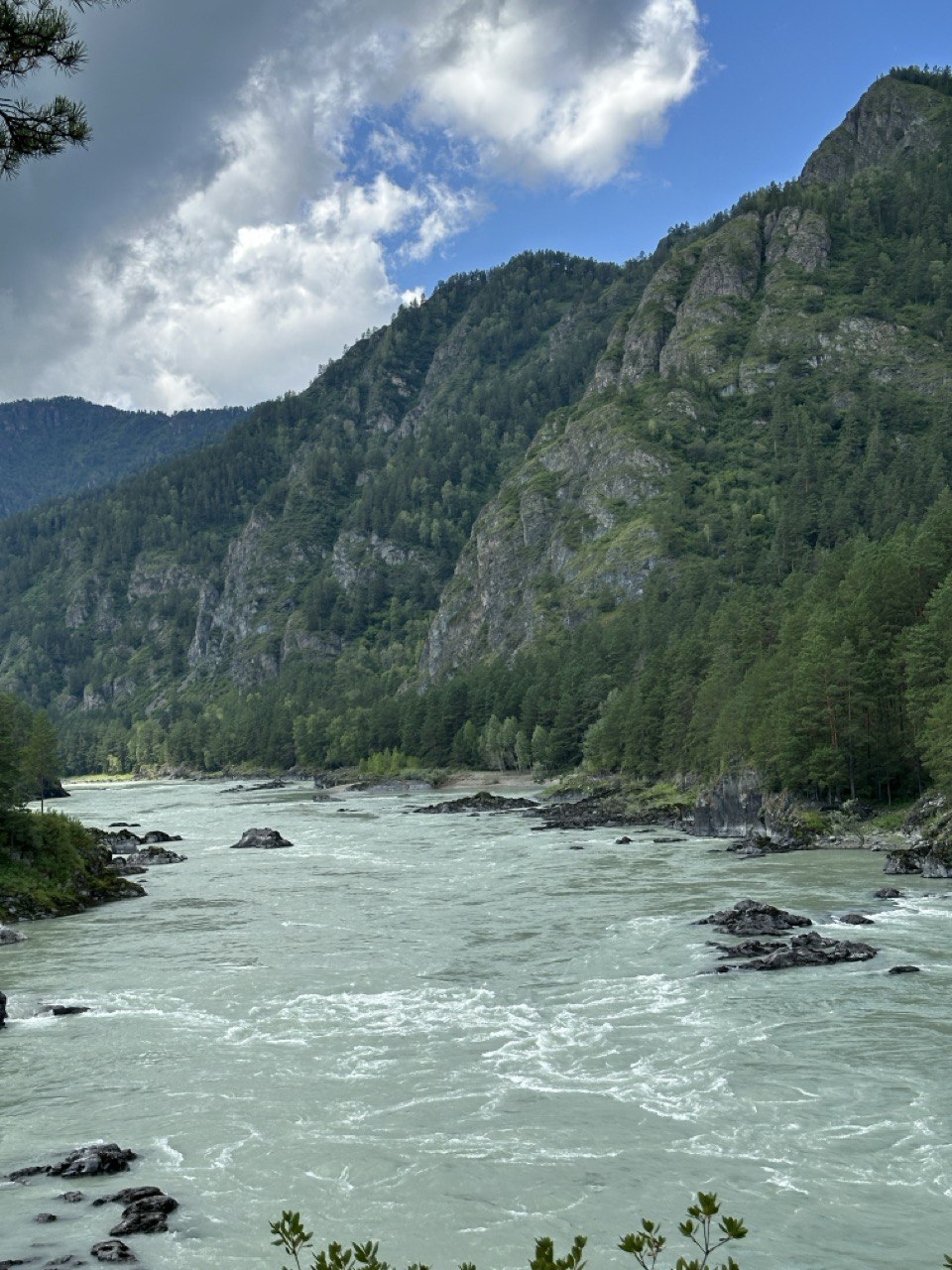 Алтай будет развивать туризм с помощью больших данных Власти Республики Алтай займётся развитием туризма вооружившись Big Data Министерство экономического развития будет формировать новую стратегию опираясь на геоаналитику от МТС Сервис Геоэффект поможет найти Перспективные но пока не раскрученные локации Тенденции в поведении туристов Точечные направления для инвестиций и инфраструктуры А что цифры говорят о прошлом сезоне Аналитики уже изучили данные лета 2024 и 2025 Количество гостей за лето 2025 выросло на 4 5 превысив 1 6 млн человек Число визитов в регион увеличилось на 6 5 Самый популярный месяц по прежнему июль Топ 5 районов по посещаемости Майминский Чемальский Шебалинский Онгудайский и Горно Алтайск