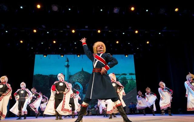 С ансамбля имени Гаскарова взыскали компенсацию за незаконное использование музыки Кировский районный суд Уфы частично удовлетворил иск Артура Муратшина сына создателя и руководителя оркестра ансамбля имени Файзи Гаскарова Рифа Муратшина Ансамбль должен выплатить истцу компенсацию за нарушение исключительных прав на музыкальные произведения включая публичное исполнение без разрешения 300 тыс руб Также взыскана компенсация за нарушение личного неимущественного права автора размещение произведений в интернете без указания имени автора в размере 180 тыс руб Фото ансамбль Файзи Гаскарова ВКонтакте Подписывайтесь на Ъ Уфа Оставляйте бусты