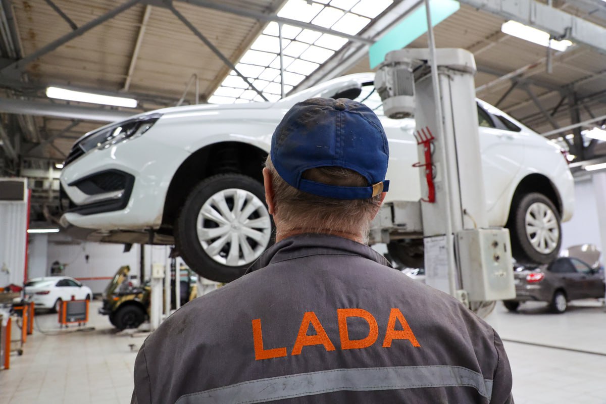 АвтоВАЗ сможет повышать цены без оглядки на конкурентов автоэксперт Мочалов заявил что из за роста утильсбора который снова увеличат рынок фактически останется без альтернатив и после распродажи складов компания сможет поднимать стоимость моделей настолько насколько посчитает нужным Глава АвтоВАЗа Соколов ранее уже предупреждал о подорожании Lada из за роста себестоимости jkinvest news jkinvest