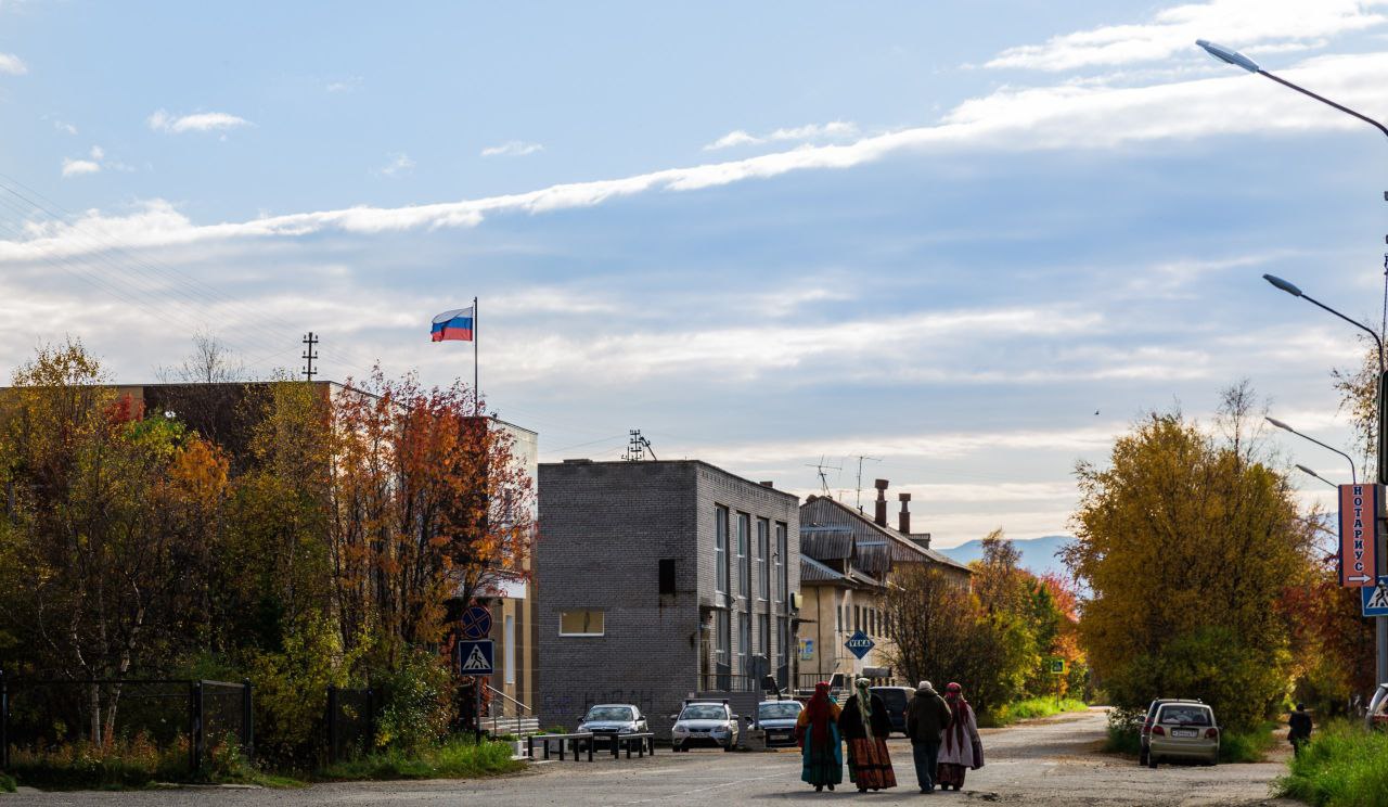 В Ловозеро вот уже несколько лет жители добиваются установки туалета на остановке В комментариях под оперативным совещанием Андрею Чибису напомнили про деликатную проблему оснащение туалетом остановочного павильона Об этом речь шла на встрече губернатора с жителями в 2022 году Тогда Андрей Чибис с аргументацией жителей был совершенно согласен Но местные власти туалет так и не поставили Увы в итоге администрация Ловозерского района вновь оказала противодействие гражданам не услышала их не потрудилась учесть их мнение В результате новый остановочный павильон больше похожий на будку установлен причём с нарушениями правил размещения так как стоит на тротуаре придумано какое то ограничение доступа режим работы не учитывающее расписание автобусных рейсов сообщила жительница села Юлия Чупрова Андрей Чибис напомнил муниципальным властям что у людей есть естественные потребности и помимо учреждений культуры и открытой заправки нужно решать и другие вопросы Едут автобусы с туристами из Мурманска по два два с половиной часа и что делать Либо ставить модульный туалет либо чтобы туалеты работали в учреждениях пусть они платные будут но это вопрос цивилизации Надо решить этот вопрос распорядился губернатор
