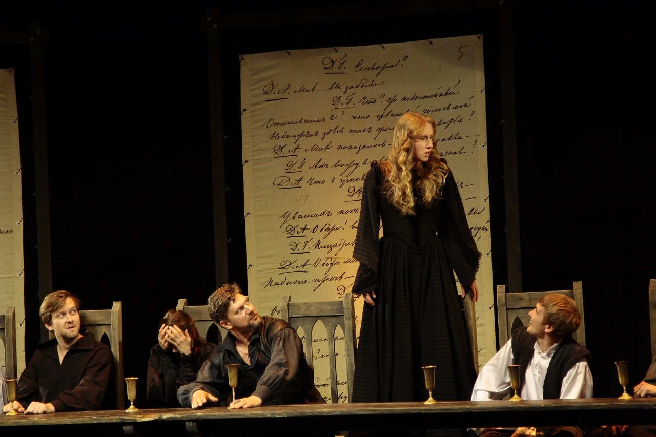 26 февраля театр Пушкинская школа Владимира Рецептера представит спектакль Маленькие трагедии на сцене Дворца Белосельских Белозерских Это сценический триптих Моцарт и Сальери Каменный гость и Пир во время чумы Три старинных сюжета переосмысленные и заново рожденные поэтом