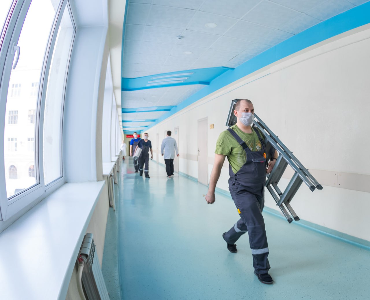 Разнорабочие стали одними из самых востребованных специалистов на рынке труда Урала в 2025 году Для них было открыто более 34 2 тысячи вакансий Вторым по величине потребителем рабочих кадров в Уральском федеральном округе после Свердловской области стала Челябинская область На её долю пришлось 29 от всех подобных предложений о работе в регионе Средняя зарплата предлагаемая разнорабочим в Челябинской области составила 104 6 тысячи рублей Это выше чем в соседней Свердловской области 95 1 тыс рублей но ниже чем в автономных округах и Курганской области где оплата труда достигает 115 138 тысяч рублей Аналитики рынка труда выделяют любопытный феномен во всех уральских регионах зарплатные ожидания самих соискателей ниже чем предложения работодателей Это связано с тем что более половины 57 вакансий предполагают вахтовую занятость которая подразумевает высокий заработок но лишь 7 кандидатов готовы её рассматривать Стоит добавить что к концу 2025 года формальный дефицит разнорабочих в Челябинской области был преодолён Индекс конкуренции соотношение резюме к вакансиям вырос с 4 1 в январе до 7 7 в конце года что говорит о балансе на рынке Однако работодателям всё ещё сложно найти кандидатов с нужными строительными или монтажными навыками готовых к специфическому графику Главным вызовом остаётся структурное несоответствие Работодатели особенно в промышленности и на крупных стройках готовы платить высокие деньги за вахтовую работу но большинство соискателей предпочитают стабильный график в городе даже с меньшим доходом Поэтому в 2026 году мы увидим не столько рост зарплат сколько их поляризацию обычные городские вакансии и высокооплачиваемые вахты будут существовать в параллельных реальностях заявляет главный редактор Полит74 Григорий Макеев Главред объясняет что успешным разнорабочим станет тот кто сможет предложить не просто физический труд а конкретные прикладные навыки монтаж чтение чертежей владение инструментом а специализация и готовность к мобильности станут ключом к высокому заработку Для Челябинской области с её промышленной спецификой спрос на квалифицированных рабочих рук останется устойчивым но конкуренция за удобных кандидатов будет серьёзной резюмирует Макеев eugenejut