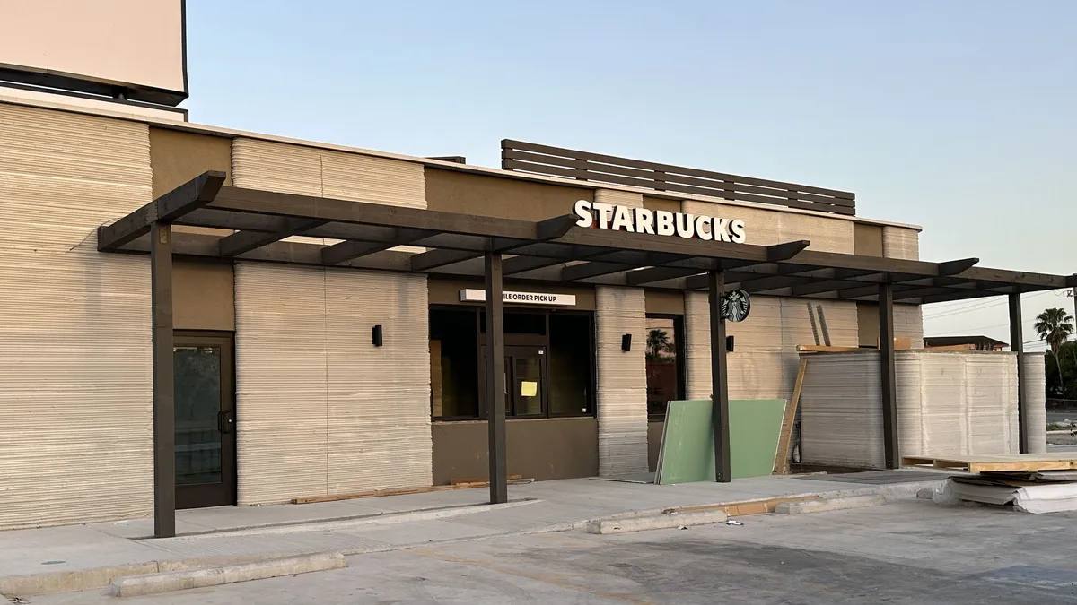 Starbucks открыл первую напечатанную на 3D-принтере кофейню в США Заведение, расположенное в Браунсвилле, штат Техас, занимает площадь 130 квадратных метров. Из-за компактных размеров в кофейне не предусмотрены столики для посетителей, поэтому точка работает только на доставку и самовывоз. В строительстве использовался принтер Cobod BOD2. Компания привлекала роботов, чтобы сделать стены и крышу, а в качестве материала применялся состав, напоминающий цемент, а не пластик. ТГ канал