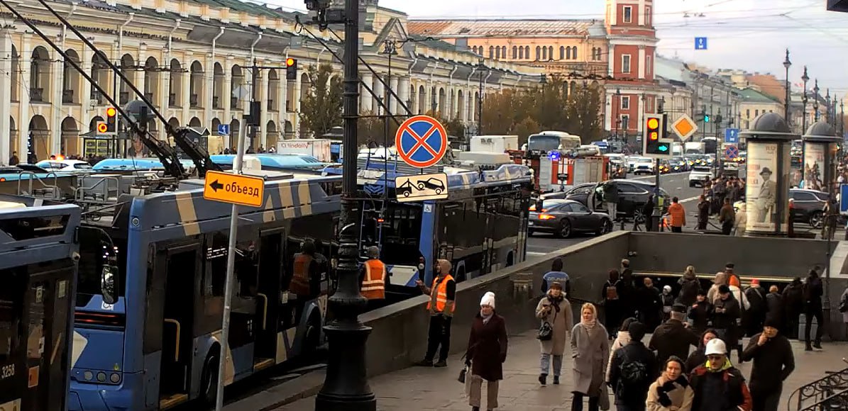 Восемь авто разбились на перекрестке Невского и Садовой Пострадала женщина в одной из машин Предварительно виноват водитель Ауди который попытался проехать перекресток на красный t me spb danger