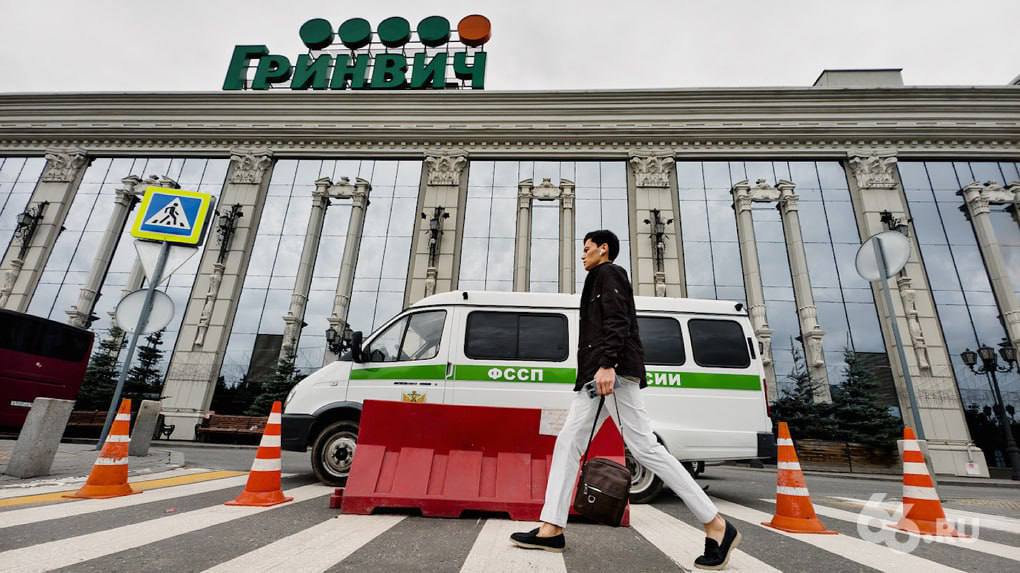Игровые зоны в Гринвиче возобновили работу Ленинский районный суд Екатеринбурга отменил обеспечительные меры наложенные на парки развлечений ФэнтазиГрад и Герои Парк Такое решение было принято после устранения нарушений по пожарной безопасности и антитеррористической защищенности сообщили 66 RU в пресс службе ТРЦ В июне Гринвич опечатывали из за нарушений безопасности которые нашла прокуратура Спустя полторы недели его открыли Представители администрации активно работают над устранением нарушений они освободили подъезды спецмашин к зданию увеличили число сотрудников службы пожаротушения и диспетчеров вывели на пульт пожарной охраны МЧС сигнализацию   Новости из Екатеринбурга