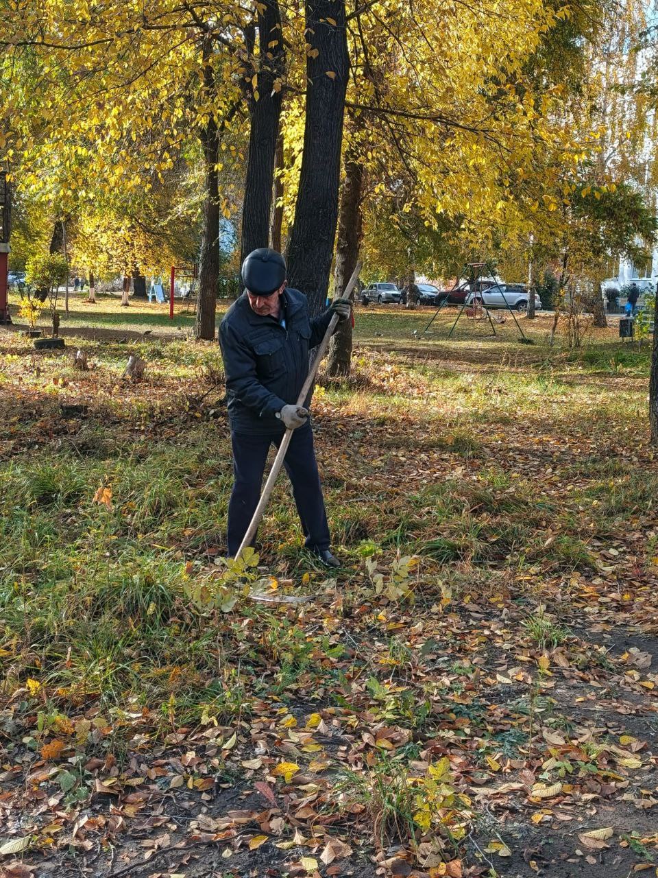 В последней санитарной пятнице приняли участие свыше 3500 человек По указанию главы города Александра Болдакина особое внимание было уделено озеленению общественных пространств и новых районов В Заволжском районе в уборке были задействованы предприятия и организация представители управляющих компаний а также коллективы социальных учреждений и молодёжь От всей души благодарим всех кто лично внёс вклад в чистоту родного города