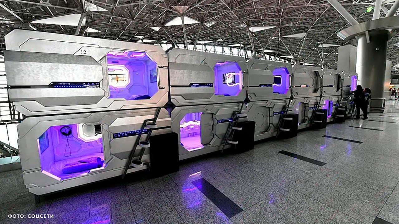 Девушка застряла в капсульном отеле во Внуково Пассажирка не может открыть ячейку и орёт что опаздывает на самолёт По данным SHOT в кабинке капсульного отеля заклинило дверь и девушка не может выбраться наружу уже полтора часа Администратор отеля никак не может ей помочь До вылета пассажирки осталось уже меньше часа Изнутри капсулы доносятся крики у девушки может начаться приступ клаустрофобии Отель находится в чистой зоне после всех предполётных проверок Сотрудники будут вызволять её своими силами SHOT в MAX   max ru shot