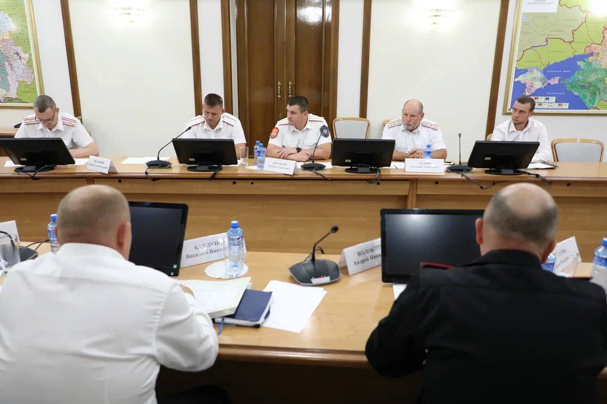 Развитие казачества в Апшеронском районе обсудили в краевой администрации Совещание состоялось в администрации региона. В числе участников – представители министерства курортов, туризма и олимпийского наследия Краснодарского края, ряда подведомственных организаций, заместители войскового атамана, глава Апшеронского района Алексей Передереев. - Апшеронское районное казачье общество входит в состав Майкопского казачьего отдела и насчитывает более 460 казаков. Из них 15 казаков-дружинников регулярно несут службу по охране общественного порядка и 14 казаков участвуют в охране окружающей среды и защите животных. В прошлом году вместе с сотрудниками лесничеств дружина участвовала в тушении лесного пожара, выявила 20 случаев незаконной рубки леса. Священный долг по защите Отечества с начала специальной военной операции отправились выполнять более 80 казаков Апшеронского районного общества. На совещании обсудили развитие экономики ряда первичных казачьих обществ Апшеронского района. Хадыженское хуторское общество занимается туристической деятельностью. Помимо этого, казаки организовали хозяйственное подворье, где выращивают сельскохозяйственных животных, также планируется приобретение сельхозтехники. Кроме того, рассмотрели вопросы военно-патриотического и духовно-нравственного воспитания казачьей молодежи Апшеронского района. Школе № 13 города Хадыженска первой в крае присвоили статус «казачьей образовательной организации». Сейчас в районе функционируют 80 классов и 27 групп казачьей направленности, в которых обучаются свыше 2,6 тыс. казачат. За ними закреплены 20 казаков-наставников. Также активно работает военно-спортивный клуб «Казачий кордон», функционируют творческие коллективы и объединения. Апшеронское муниципальное отделение Союза казачьей молодежи Кубани насчитывает порядка 2,1 тыс. участников. В их числе и студенты нескольких техникумов, расположенных на территории района. Молодежь активно участвует в казачьих конкурсах, спортивных и патриотических мероприятиях, собирает гуманитарную помощь для бойцов СВО, плетет маскировочные сети.