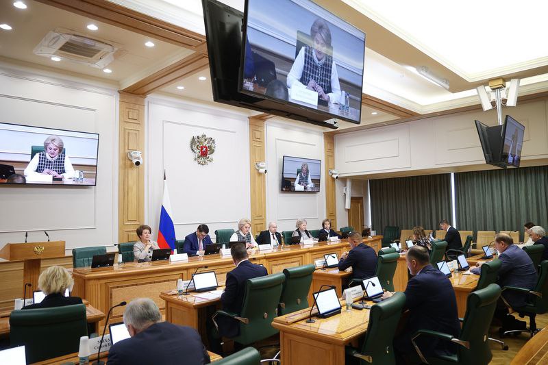 На состоявшемся сегодня заседании Комитета Совета Федерации по науке образованию и культуре поддержали концепции проектов федеральных законов предусматривающих   создание необходимых условий для углубленной интеграции воссоединенных регионов в правовую систему РФ в том числе в систему охраны интеллектуальной собственности Так если лицо которое со дня фактического выхода ДНР ЛНР Запорожской области Херсонской области из состава Украины до дня их принятия в РФ начало использование обозначения для индивидуализации своих товаров работ и услуг сохраняет право на дальнейшее его безвозмездное использование в течение переходного периода Продолжительность такого переходного периода предлагается установить актом Правительства РФ В течение переходного периода участники гражданского оборота смогут зарегистрировать в качестве товарных знаков используемые ими обозначения в установленном законом порядке или разработать и зарегистрировать новые обозначения использование которых не будет приводить к нарушению прав третьих лиц   установление новой памятной даты России 28 января День Отечественной истории В качестве конкретной даты предлагается день рождения выдающегося русского историка Василия Осиповича Ключевского