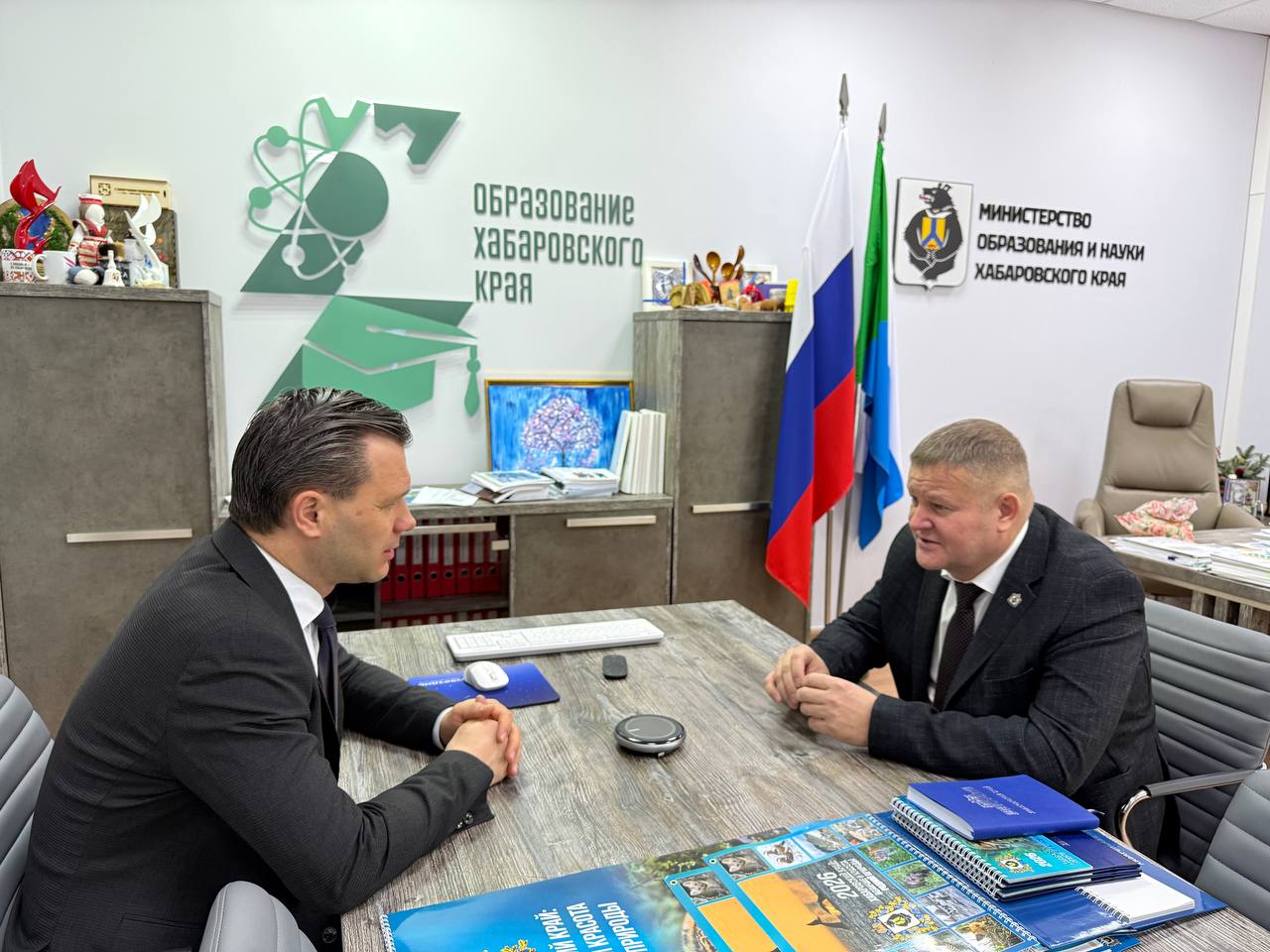 На встрече с министром образования Алексеем Николаевичем Мокрушиным обсудили предстоящие ремонтные работы в учреждениях образования Ванинского района с привлечением федерального краевого и частного финансирования В этом году нам предстоит капитально отремонтировать два детских сада Сказка и Золотой ключик Начать ремонт дополнительного помещения для центра внешкольной работы Заменить систему отопления в школе поселка Высокогорный Поменять кровлю в школе поселка Октябрьский Уложить профессиональное покрытие в спортивных залах школ 3 и 4 поселка Ванино И много других работ Более 250 ти млн рублей смогла привлечь администрация района на отрасль Образования активно участвуя в Президентских национальных проектах в краевых конкурсах и привлекая деньги градообразующих предприятий