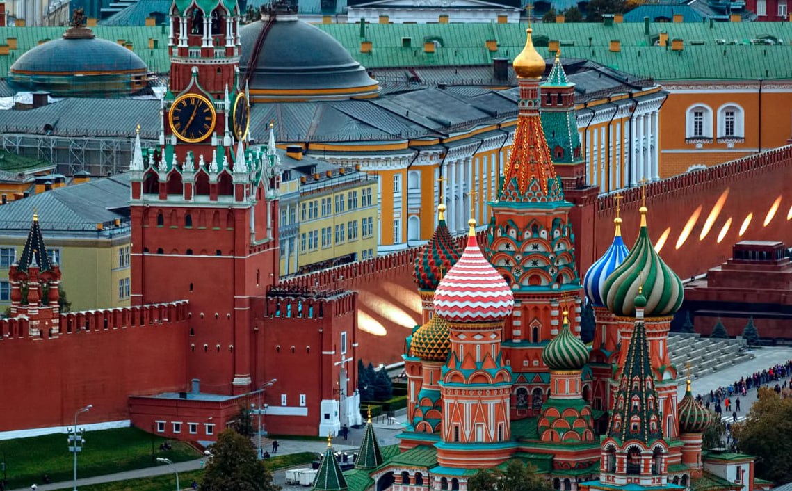 Московский Кремль закроют для посетителей в период празднования Дня Победы Ограничения будут действовать с 7 по 9 мая, уточнили в отделе по связям с прессой и общественностью Федеральной службы охраны РФ. В сообщении также говорится, что не исключено введение временных ограничений на территории Александровского сада. Кроме того, 10 мая не будет проводиться церемония развода пеших и конных караулов Президентского полка на Соборной площади Кремля. Подпишись на «Говорит Москва»