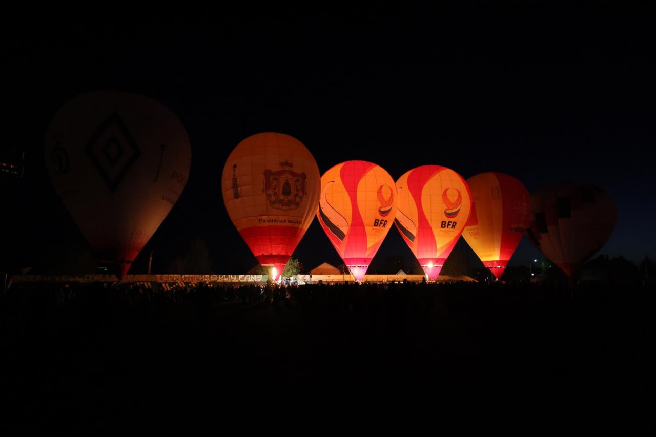 Окружные Чемпионаты и Первенство России что еще готовит 2026 й На сайт Flymonitor добавлены крупнейшие официальные спортивные старты следующего сезона Почти параллельно стартуют Чемпионаты Северо Западного и Приволжского федеральных округов Пилотов спортсменов СЗФО ожидает Великий Новгород с 27 мая по 1 июня Сильнейшего представителя ПФО выявят в Семёнове Нижегородской области с 28 по 31 мая С 11 по 20 июня все взгляды воздухоплавателей страны будут устремлены в Великие Луки где пройдет Чемпионат России предварительная программа доступна на вкладке мероприятия В начале июля фокус внимания всецело сместится в Пермский край Кунгур сначала примет Первенство России для пилотов моложе 30 лет с 2 по 5 июля затем Кубок России с 5 по 12 июля Титульным турниром Неба России в Рязани станут Всероссийские соревнования с 3 по 10 августа Уже традиционно в объятьях спасской благодати воздухоплаватели закроют программу больших национальных стартов сезона Пришло время планировать отпуск вспоминать требования ЕВСК и принадлежность собственных регионов к федеральным округам p s а еще на Флаймониторе теперь доступна карта событий Визуализировать свои перемещения стало проще если организаторы мероприятий актуально оперативно и корректно обновляют данные