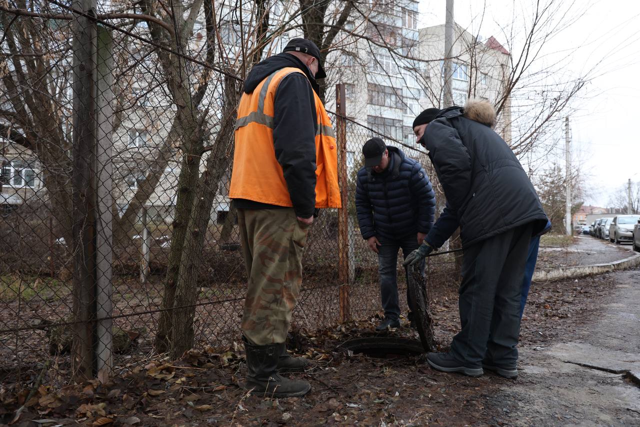 На улицу Хуторскую, где нечистоты льются в овраг, выехал первый замглавы администрации Курска  Николай Цыбин  Он сообщил, что районе дома №13 есть нежилое здание, на территории которого находится ливневая канализация. Она забита бытовыми отходами.  Специалисты уже  прочистили канализацию, сейчас она работает  в обычном режиме, рассказали в мэрии.  Фото: Влад Малышко