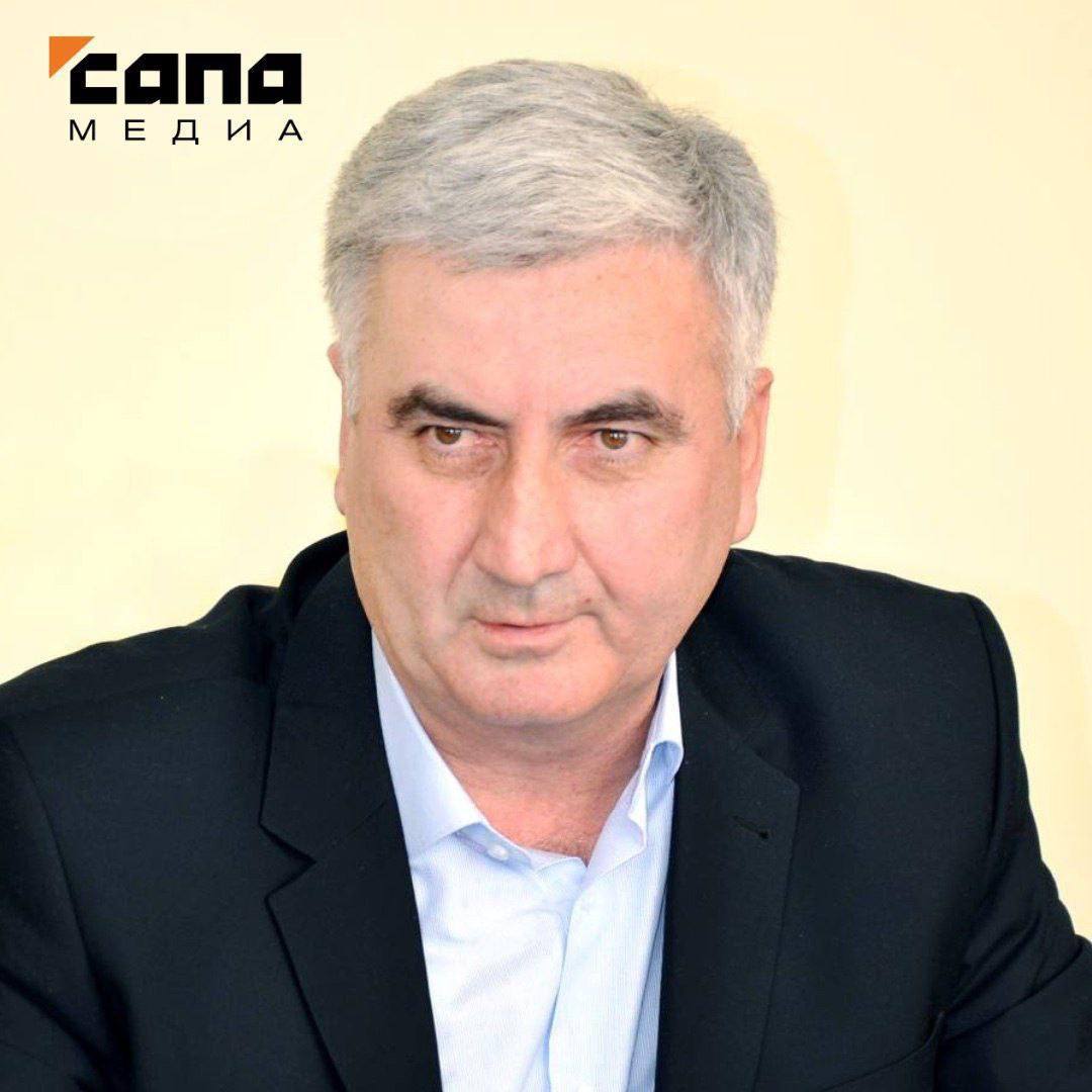 Экс-главу Алагирского района задержали по новому делу Германа Гагиева, которому в апреле изменили меру пресечения на домашний арест, накануне вновь задержали на 48 часов. По данным источника «Сапы», бывшего чиновника подозревают в незаконной продаже земли в Верхнем Фиагдоне. Гагиеву вменяют дело по статье о мошенничестве, совершенном организованной группой либо в особо крупном размере. На днях Ленинский суд должен избрать ему новую меру пресечения. Ранее Германа Гагиева задержали по подозрению в превышении должностных полномочий с причинением ущерба в размере 5,1 млн рублей. Вместе с чиновником был задержан владелец зиплайна Паата Алборов. Обвинение предполагало, что Гагиев незаконно выделил участок Алборову под аттракцион, занизив стоимость земли. Вчера заседание по делу в Ленинском суде отменили из-за неявки свидетелей. Сапа 15