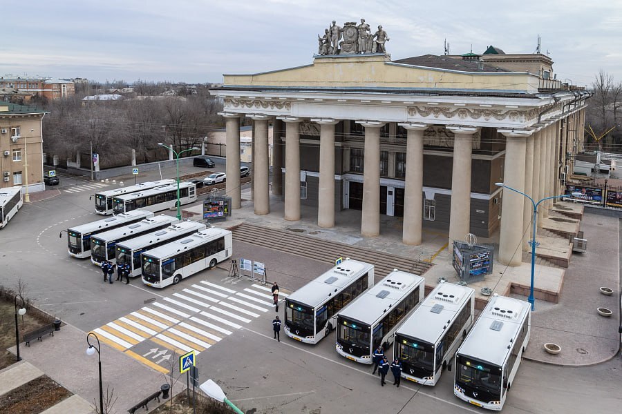 В Волгоградской области на маршруты выходят 120 новых автобусов местного производства В Волжском состоялась передача 120 автобусов большого и среднего классов произведённых на заводе Волгабас Новая техника пополнила парки МУП Метроэлектротранс АО Волгоградавтотранс и АО Волжская автоколонна 1732 В мероприятии принял участие губернатор Андрей Бочаров Ключевым направлением обновления стал город Волжский куда впервые направлен столь значительный объем транспорта 80 единиц 70 большого и 10 среднего класса Это позволит закрыть потребность на 10 ключевых маршрутах Еще 30 машин будут обслуживать линии между Волгоградом Светлоярским и Городищенским районами а 10 автобусов выйдут на маршрут Родниковая долина ЖД Вокзал в областном центре По словам главы региона следующая цель полная модернизация транспорта в Волжском в течение трех лет и обновление межмуниципальных маршрутов Также анонсирована разработка уникального 3 осного автобуса большой вместимости для магистральных линий