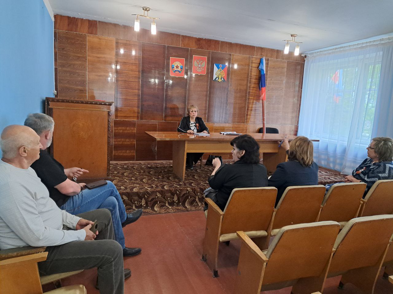Начальник отдела жизнеобеспечения пгт Ясеновский Администрации городского округа город Ровеньки Надежда Каралкина провела рабочее совещание с руководителями образовательных, культурных и медицинских учреждений, расположенных на подведомственной территории. В ходе совещания обсуждались вопросы подготовки и проведения праздничных мероприятий, в честь празднования 80-й годовщины Великой Победы. #ГОД_ЗАЩИТНИКА_ОТЕЧЕСТВА_2025#Победа80