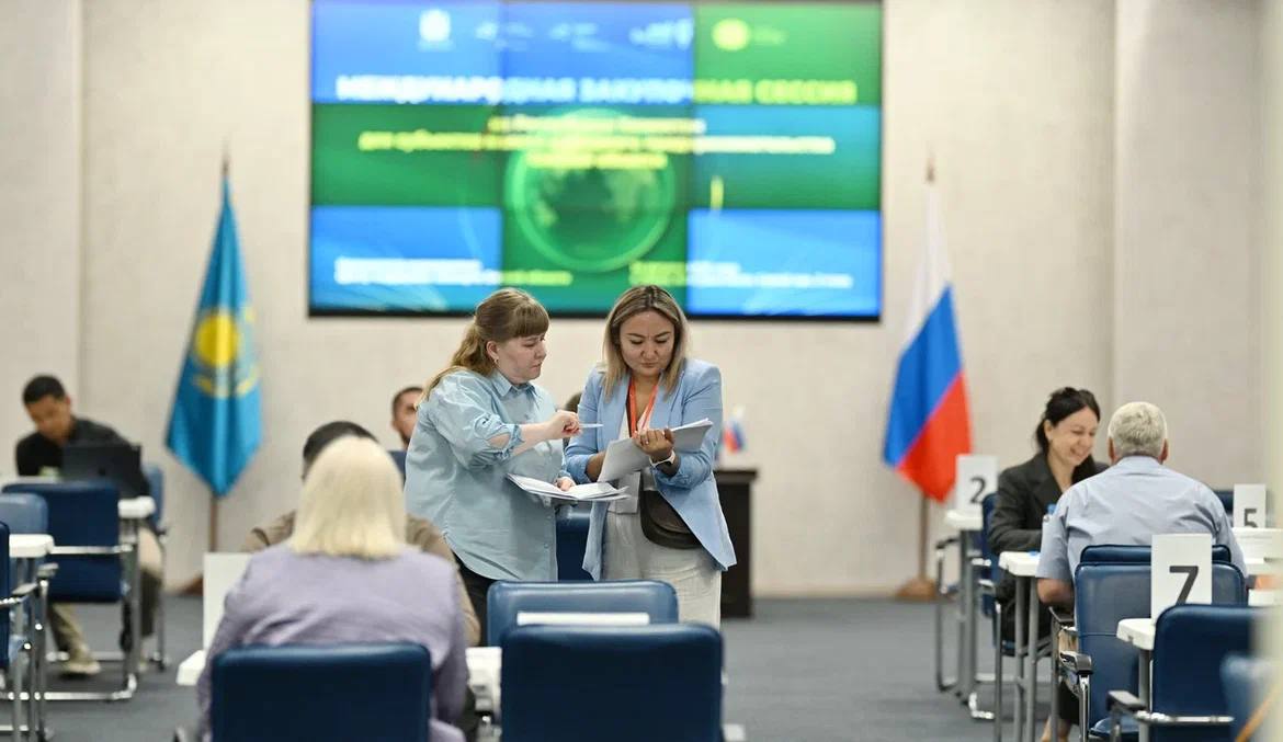 В Омске насыщенная деловая повестка на окружном совещании    С самого утра идет b2b-сессия, которая помогает местному бизнесу выходить на новый уровень:     50 омских компаний из ключевых отраслей — АПК, машиностроение, стройматериалы — провели прямые переговоры с 11 крупными дистрибьюторами из Казахстана.  Закупочная сессия организована при поддержке ЦПЭ Омской области.   Результат — новые деловые контакты, идеи для совместных проектов и реальные возможности увеличить экспортные поставки