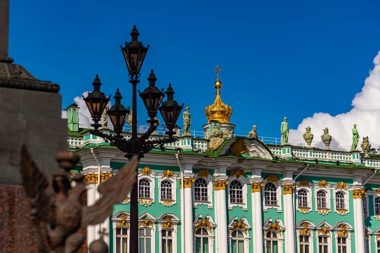 В воскресенье 5 октября вход в Эрмитаж станет бесплатным для жителей и гостей Северной столицы Акция проводится по случаю Дня учителя Бесплатные входные билеты можно оформить заранее на сайте Эрмитажа Также есть возможность приобрести их в порядке живой очереди в кассах Фото СПб ГБУ ГТИБ Подпишись на Город