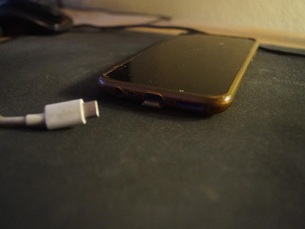 Архангелогородцы предпочитают тяжелые но эффективные пауэрбанки компактным аналогам По итогам 2025 года в объединённой розничной сети МегаФона и Yota на 50 выросли продажи устройств ёмкостью 60 000 мАч способные зарядить как смартфон так и ноутбук Кроме того в сегменте внешних аккумуляторов спрос на модели ёмкостью 30 000 мАч увеличился на 10 а на 40 000 мАч на 32 Самыми востребованными у архангелогородцев в ушедшем году стали универсальные пауэрбанки ёмкостью 10 000 мАч на них пришлось 44 всех продаж Они занимают меньше места и обеспечивают несколько циклов зарядки смартфона При этом в 2024 году рейтинг возглавляли компактные модели всего на 5 000 мАч Ёмкость ключевой показатель энергетического потенциала внешнего аккумулятора выраженный в миллиампер часах мАч Он определяет сколько раз можно зарядить устройство По стране спрос на средства автономности традиционно возрастал в сезон отпусков В 2025 году пик продаж пришелся на май и летние месяцы Самую высокую динамику по продажам год к году показал Дагестан рост на 108 также в лидерах регионы Дальнего Востока что вероятно обусловлено необходимостью оставаться на связи в долгих поездках