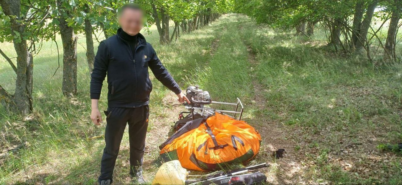 Гражданин Украины был задержан сотрудниками пограничной полиции при попытке незаконно пересечь границу Молдовы на парамоторе. Инцидент произошёл вблизи села Белявинцы, примерно в 8 километрах от линии границы. Кишинев Live. Подписаться
