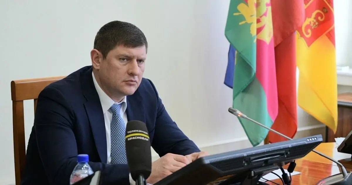 Андрей Алексеенко назначен заместителем полномочного представителя президента РФ в ЮФО Сегодняшним указом Андрей Алексеенко утвержден на посту заместителя полномочного представителя президента России по Южному федеральному округу До своего нынешнего назначения Алексеенко последовательно занимал должности мэра Краснодара а затем председателя правительства Харьковской области Обладая обширным опытом управленческой работы он теперь приступит к выполнению обязанностей в аппарате полпредства ЮФО сообщает ФедералПресс Телеканал Краснодар в MAX Написать нам