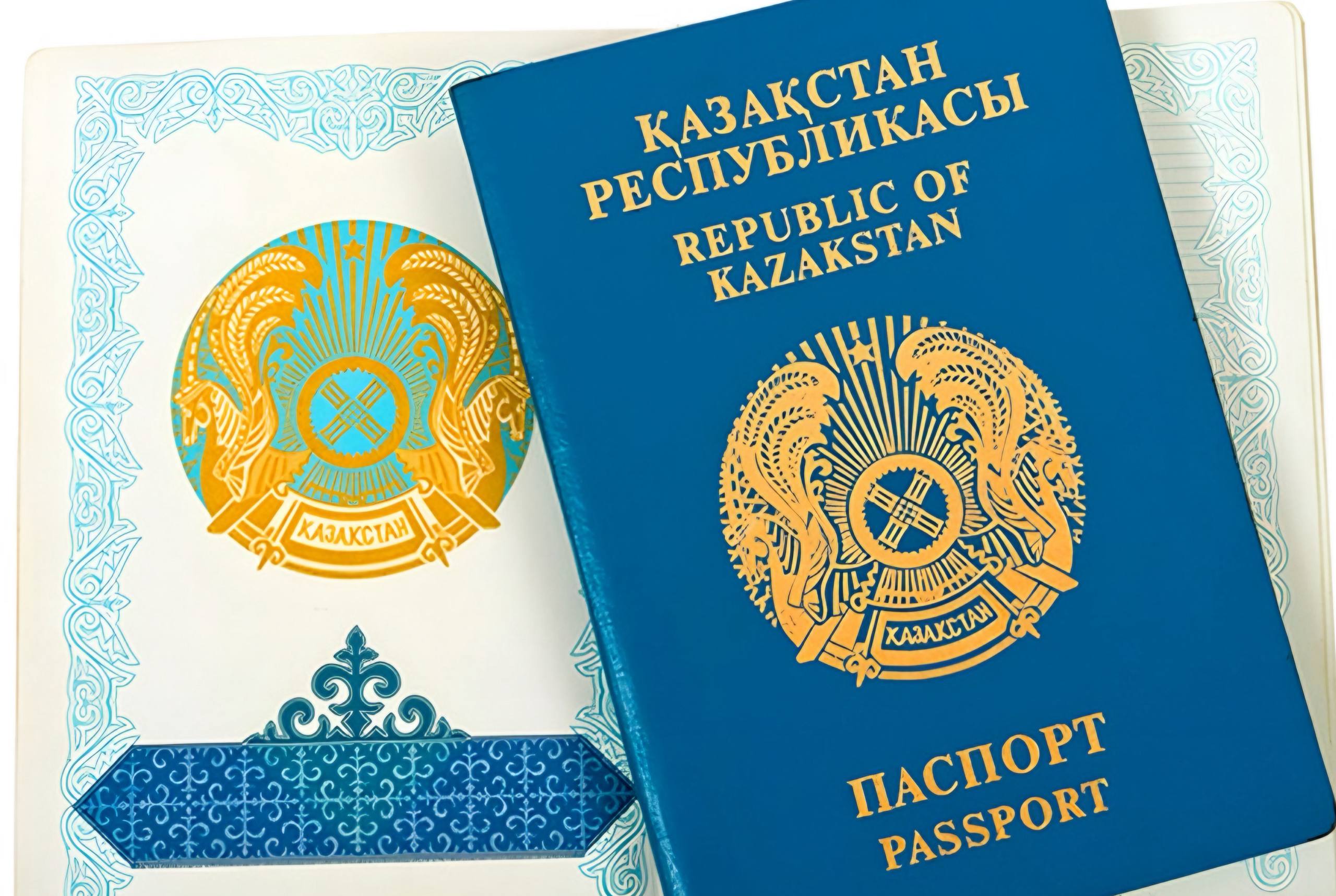 Меньше баллов — больше граждан: Казахстан смягчает экзамен на подданство В Казахстане планируют упростить процедуру получения гражданства: Министерство науки и высшего образования предложило снизить минимальные пороги по тестам на знание казахского языка, Конституции и истории страны. Сейчас для успешной сдачи требуется набрать 36 баллов по казахскому языку, 9 — по Конституции и 15 — по истории. После изменений пороги снизятся до 15, 20 и 15 баллов соответственно. Таким образом, общий балл уменьшится примерно на 10%, что сделает тестирование доступнее для претендентов. Разработчики подчёркивают: изменения направлены на упрощение порядка, а не на снижение значимости требований. Планируется скорректировать содержание тестов и сделать их более объективными и сбалансированными. Проект приказа уже размещён на портале «Открытые НПА», общественное обсуждение продлится до 25 июля. После анализа отзывов документ может вступить в силу в ближайшее время. Новая система — шанс для тысяч иностранцев, проживающих в Казахстане, пройти тестирование с первого раза и стать частью общества без излишних формальностей.