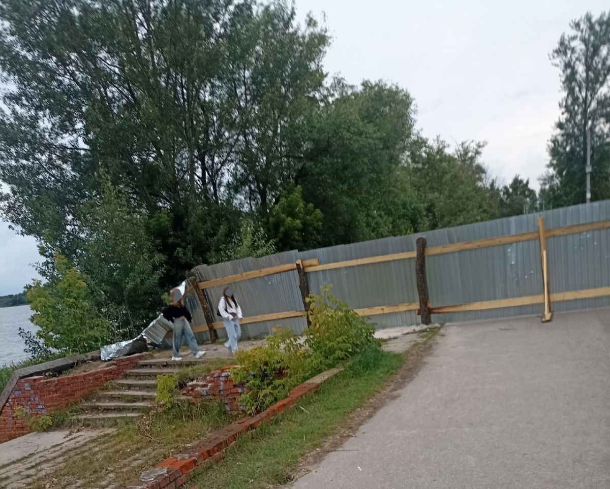 Жители одного из райцентра Владимирской области недовольны закрытием прохода по набережной из-за ремонта На фото видно, как жители все равно идут по закрытой набережной, просто сломав край поставленного забора у воды. ↗ Прислать новость Подписаться