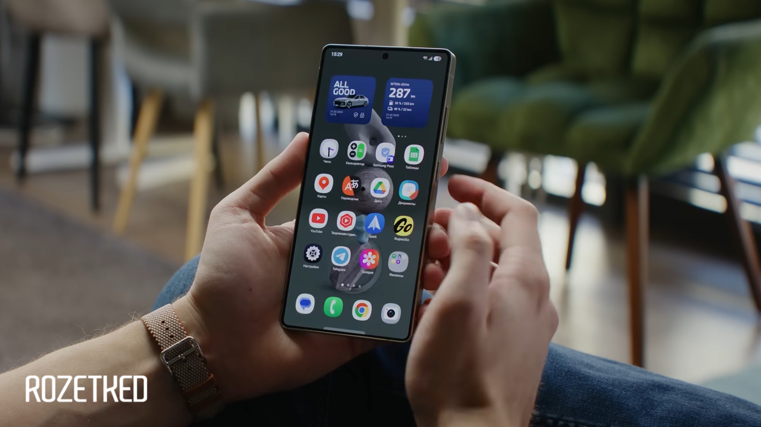 Samsung запустила бета тестирование One UI 8 5 с вкраплениями жидкого стекла Обновилось множество системных приложений они получили элементы навеянные iOS 26 вроде плавающих панелей и выпуклых кнопок Также появился ряд небольших нововведений Ассистент по фотографии научился распознавать людей на фото чтобы можно было сразу же поделиться фотографией именно с ними а шторка быстрого управления стала полностью кастомизируемой Прошивка уже доступна для теста в некоторых странах не в России и пока что только для линейки Galaxy S25 rozetked me news 43199