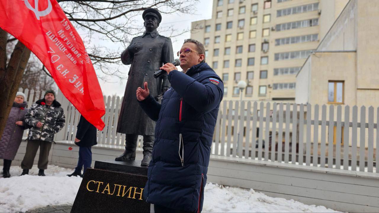 В Вологде открыли памятник Сталину   Бронзовый монумент, изготовленный по инициативе местных коммунистов, установили во дворе музея “Вологодская ссылка” на улице Марии Ульяновой. Именно в этом доме Сталин провёл несколько месяцев в 1911-1912 гг.. в статусе политического ссыльного.   Автор памятника - московский скульптор Константин Кубышкин.   Губернатор Вологодской области назвал открытие памятника Сталину шагом к трезвому, взвешенному отношению к нашему прошлому.   “Уважаешь историю — уважаешь себя. Чтим прошлое, создаём будущее, побеждаем. Только так”, - прокомментировал событие Георгий Филимонов в своих соцсетях.   Кстати, губернатор начал день с возложения цветов к памятнику жертвам политических репрессий, установленному на месте бывшего здания НКВД.   “Важно изжить навязанный извне комплекс неполноценности по поводу истории нашей страны. Мы обязаны ценить прошлое во всём многообразии, понимая и принимая в том числе и неоднозначные его страницы”, - заявил Георгий Филимонов.