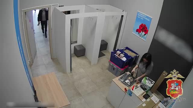 Задержаны двое мужчин по подозрению в краже телефона в пункте выдачи заказов