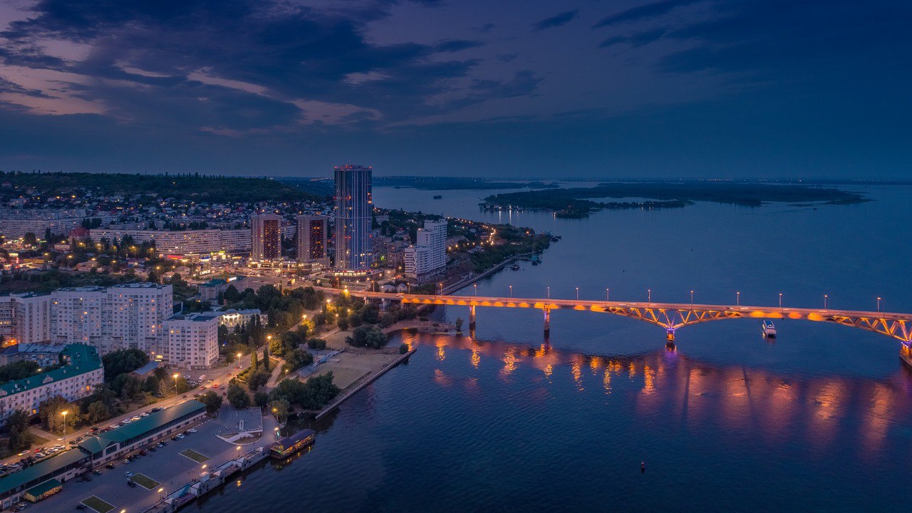 Жители Саратовской области во все времена они верой и правдой служили Отечеству заявила Валентина Матвиенко Председатель Совета Федерации поздравила жителей региона с Днем его образования По ее словам жители области отважно бились на полях сражений упорно трудились на благо Родины Их усилиями сформированы современные промышленный и агропромышленный комплексы позволяющие региону активно участвовать в решении общенациональных задач отметила спикер Сегодня Саратовская область динамично развивается ведущие предприятия наращивают выпуск востребованной продукции а власти региона многое делают для формирования благоприятного инвестиционного климата Фото saratov gov ru Vmeste RF
