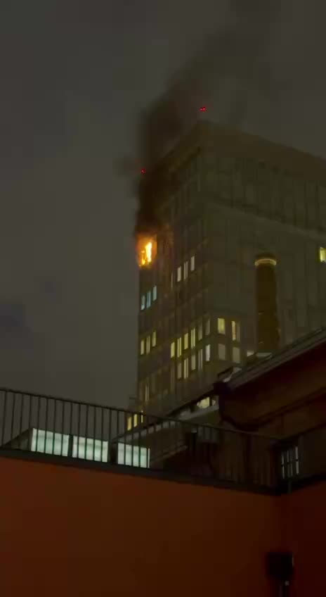 Пожар на 19 этаже ЖК Lucky в Москве: экстренные службы на месте