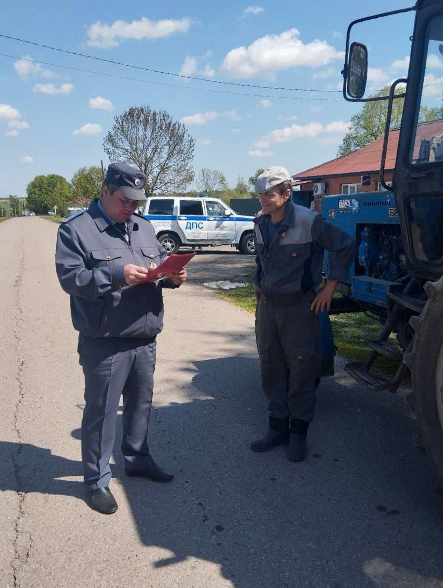 В Чувашии усилен контроль за сельскохозяйственной и самоходной техникой на дорогах С начала мая в ходе совместных рейсов Гостехнадзора и Госавтоинспекции региона проверено 143 единицы техники, в ходе которых выявлено 30 нарушений, включая серьезный инцидент в Мариинско-Посадском округе, где водитель, уже имевший проблемы с законом за пьяное вождение, вновь сел за руль в нетрезвом виде. Часто фиксируются случаи отсутствия необходимых документов, нелегальной перевозки пассажиров и управления техникой в состоянии опьянения лицами без водительских прав. «Несмотря на проведение профилактических мероприятий, случаются происшествия с нашей поднадзорной техникой. Так, в минувшем году зафиксировано девять несчастных случаев, один человек погиб. В 2023 году так же девять случаев, повлекших гибель четырех человек. Жизнь каждого человека бесценна, и от вашей сознательности зависит безопасность окружающих», - подчеркнул начальник Гостехнадзора Чувашии Владимир Димитриев, призвав к ответственности.