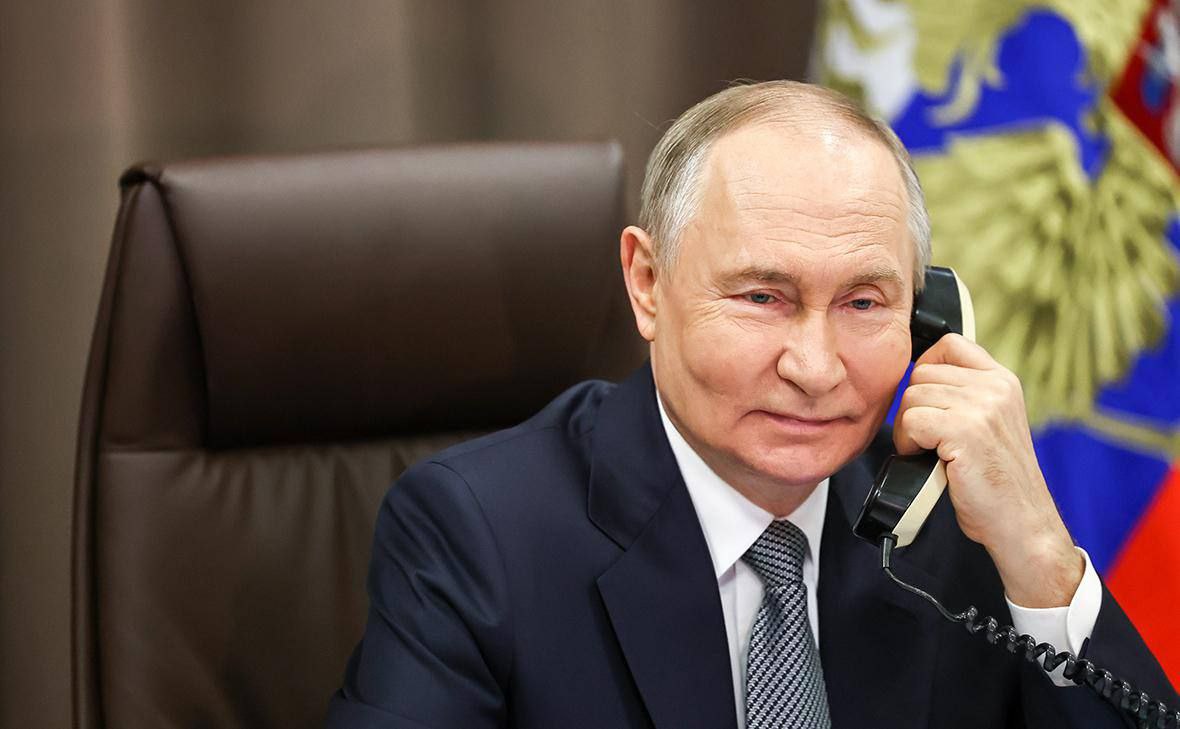 Журналисты кремлёвского пула предупреждают: вечер обещает быть громким — заявления Владимира Путина могут серьёзно повлиять на американский вечерний прайм-тайм. Ожидается, что глава государства выступит поздно вечером после завершения всех официальных мероприятий. Точное время обращения пока не уточняется.