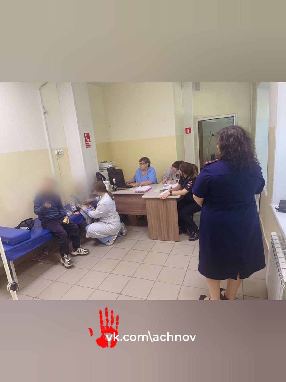 В Копейске забрали детей у матери, злоупотребляющей алкоголем В Копейске сотрудники отдела ПДН провели рейд по неблагополучным семьям. По итогу приняли решение изъять двоих маленьких детей у их матери. Во время визита инспекторы обнаружили, что 26-летняя женщина, мать двух мальчиков трех и девяти лет, регулярно употребляет спиртные напитки и совершенно не занимается воспитанием своих детей. А в квартире, где они живут, царят антисанитарные условия. Полицейские составили административный протокол за неисполнение родительских обязанностей, и детей поместили в социально-реабилитационный центр, где с ними работают медики, педагоги и психологи. Мать признала свою вину и раскаялась. Однако, чтобы вернуть детей домой, ей необходимо создать для них подходящие условия. Окончательное решение примет Комиссия по делам несовершеннолетних.