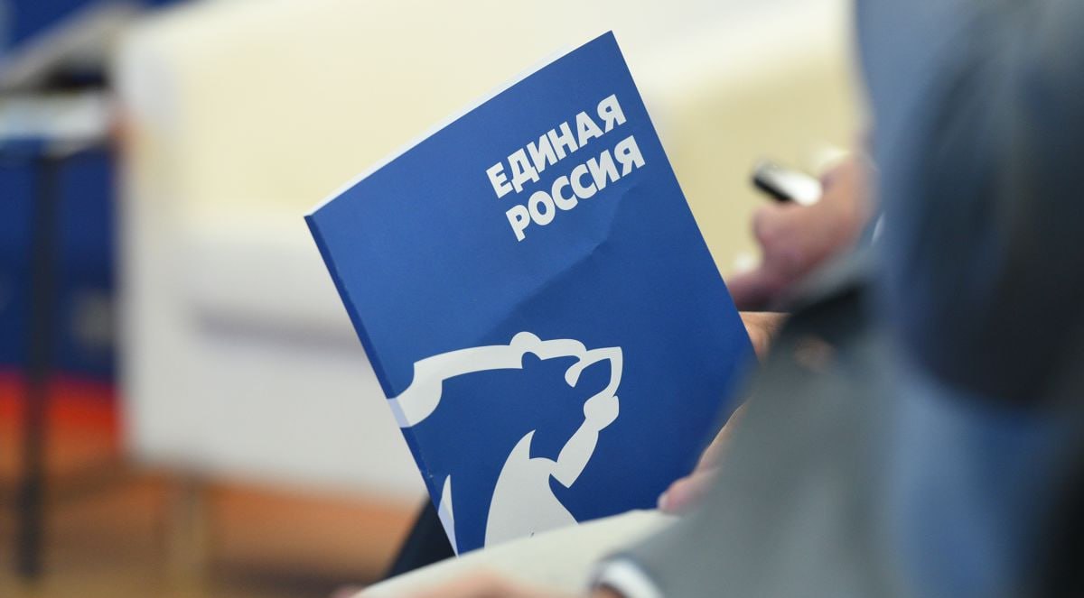 На предстоящих выборах в Госдуму Единая Россия должна взять не меньше 325 мандатов иными словами получить конституционное большинство такую задачу ставит перед партией Кремль В качестве оптимального результата для ЕР рассматривают не менее 55 голосов по партспискам при явке от 55 Такие цифры приводят Ведомости со ссылкой на неназванные источники близкие к АП Теперь эту формулу 55 на 55 нужно будут донести до вице губернаторов по внутренней политике Обычно установки даются на семинаре в Сенеже который как ожидается пройдет в начале 2026 года Однако по словам одного из собеседников издания данная формула это средний результат поскольку регионы сильно отличаются друг от друга то каждому из них дадут и свой оптимальный показатель   Перед выборами в Госдуму в 2021 году установочная формула для ЕР была ниже 45 на 45 По итогам выборов единороссы набрали 49 8 по спискам и одержали победу в 198 одномандатных округах Явка на выборах составила 51 7 В итоге партия получила 324 мандата
